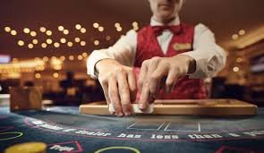 Pengguna membaca detail bonus di ponsel